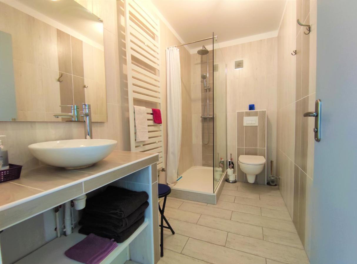 6 Appartements Et 4 Adresses A Mi-Chemin Entre Le Vieux Port Et L Ile De Re ラ・ロシェル エクステリア 写真